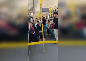 Metro’da yüksek sesle konuşma tartışması