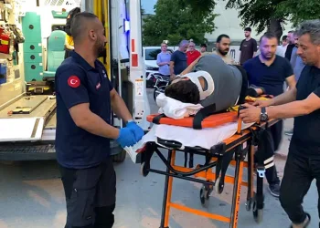Hafif ticari araç ile çarpışan motosikletin sürücüsü yaralandı