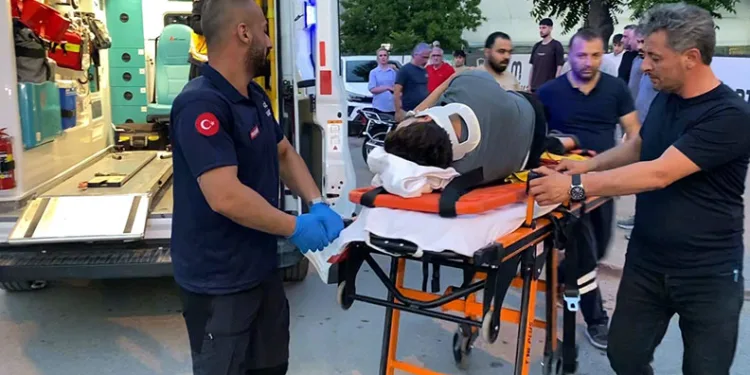 Hafif ticari araç ile çarpışan motosikletin sürücüsü yaralandı