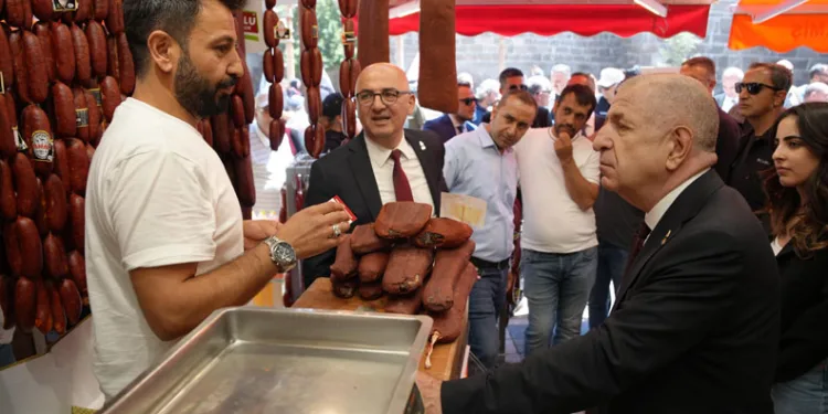 “Vatandaşı ilgilendiren NATO Zirvesi değil, pastırma ve sucuk fiyatları”
