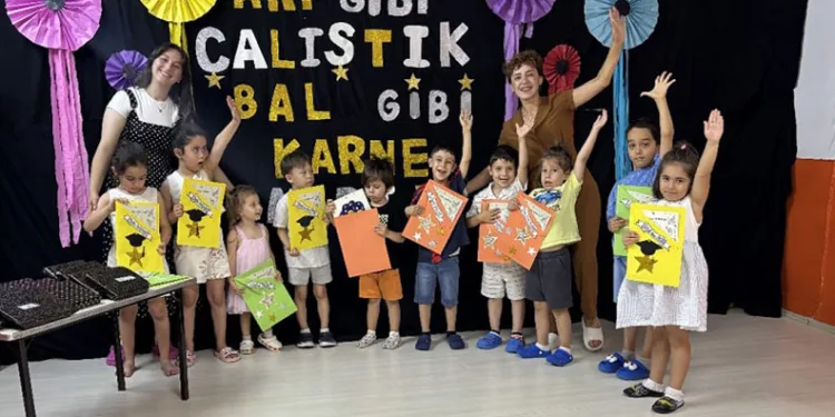 Kükürtlü’de miniklerin karne ve mezuniyet sevinci