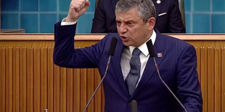 Özgür Özel, Parti Grubunda Ağzını Bozdu: ”Göbek Atıyor Yavşaklar”