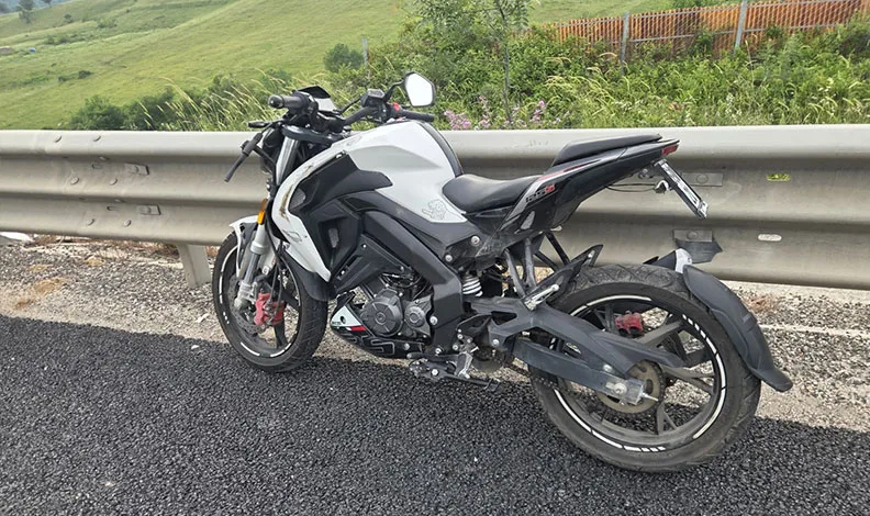 Motosiklet virajda savruldu sürücü ağır yaralı