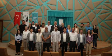 Bursa’da sıcaktan bunalan ayı kana kana su içti