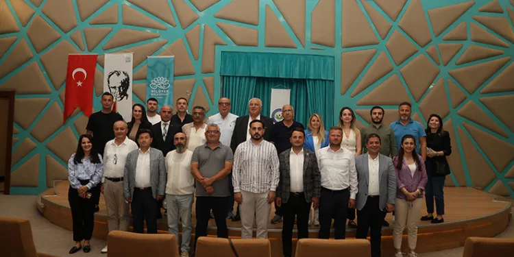 Bursa’da sıcaktan bunalan ayı kana kana su içti