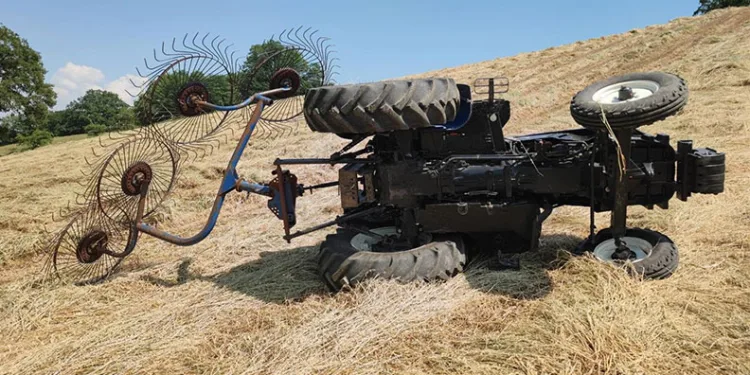 Tarlada feci kaza: Traktörün devrildiği sürücüden acı haber