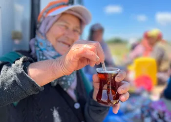 Tarlada yoruluyorlar odun ateşinde matarada çayla dinleniyorlar