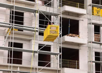 İnegöl’de nefes kesen kurtarma: Yaralı işçi vinçle zemine alındı