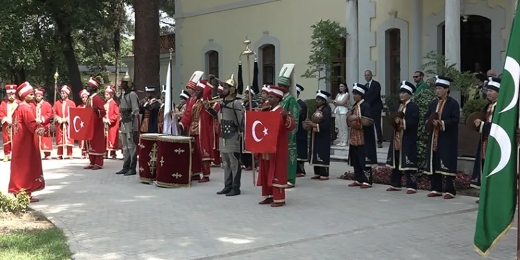 25 ülkeden öğrenciler aynı safta: Mehterle kültür köprüsü kurdular