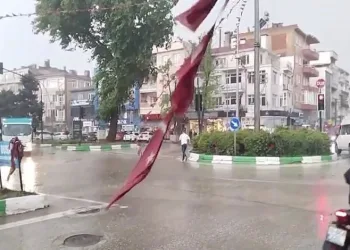 Trafikte “Önüne bak” dedi, ortalık savaş alanına döndü: 6 kişi tutuklandı