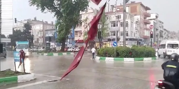 Trafikte “Önüne bak” dedi, ortalık savaş alanına döndü: 6 kişi tutuklandı