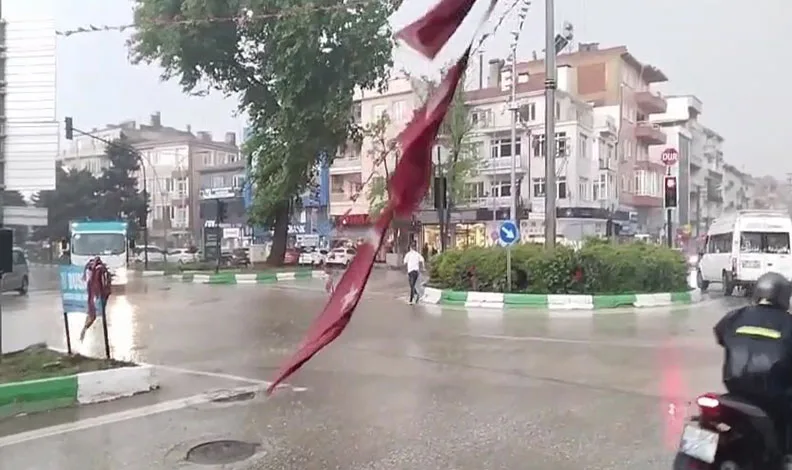 Bursa Yenişehir’de Sel ve Dolu Felaketi: Vatandaşlardan Bayrağımıza Vefa