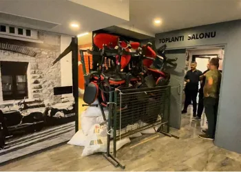 CHP Bursa İl Binasında Kriz! Görev Değişikliği Kararı Sonrası Barikat Kuruldu