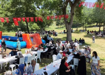 Seyir halindeki araç alevlere teslim oldu