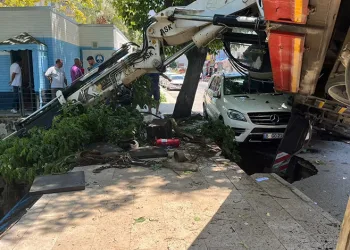 Vinç aracın üzerine devrildi, kepçe dereye uçtu: Korku dolu anlar kamerada