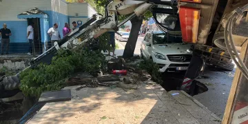 Vinç aracın üzerine devrildi, kepçe dereye uçtu: Korku dolu anlar kamerada