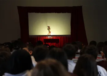 Başkan Erkan Aydın öğrencilere karnelerini verdi
