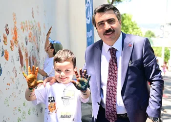 Başkan Erkan Aydın öğrencilere karnelerini verdi