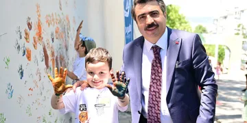 Başkan Erkan Aydın öğrencilere karnelerini verdi