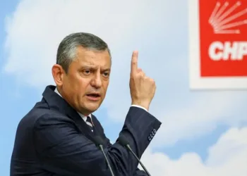 Partisiz Kalan Özgür Özel’e Sürpriz Teklif: “Bize Gelin”