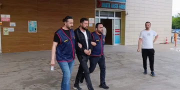 Bursa’da sıcaktan bunalan ayı kana kana su içti