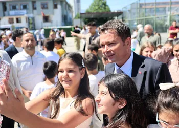 Başkan Erkan Aydın öğrencilere karnelerini verdi