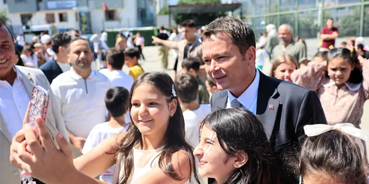 Başkan Erkan Aydın öğrencilere karnelerini verdi