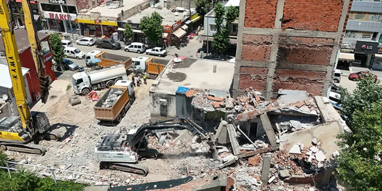 Yıkılan binanın parçaları iş yerinin üzerine düştü