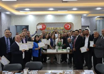 Serik’te site sakinlerinden aidat ve hizmet protestosu
