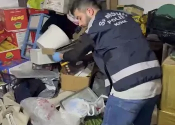 Serik’te site sakinlerinden aidat ve hizmet protestosu