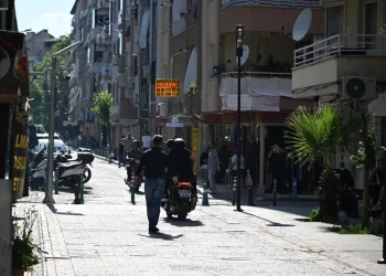 Serik’te site sakinlerinden aidat ve hizmet protestosu