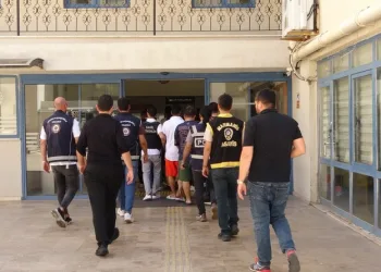 Otobanda yola fırlayan angus korku dolu anlar yaşattı