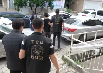 İzmir merkezli 12 ilde FETÖ operasyonu: 80 şüpheli yakalandı