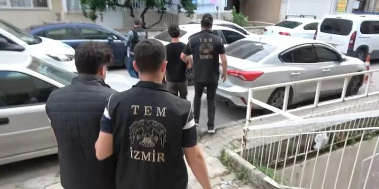 İzmir merkezli 12 ilde FETÖ operasyonu: 80 şüpheli yakalandı