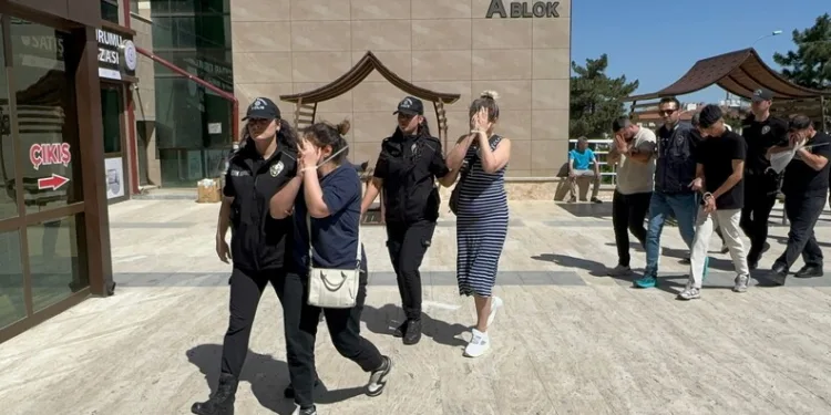İzmir merkezli 12 ilde FETÖ operasyonu: 80 şüpheli yakalandı