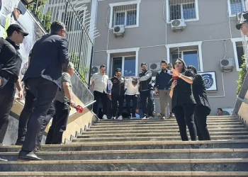 Sakarya’da savcı ile minibüs şoförünün trafikteki kavgası kamerada