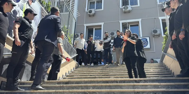 Sakarya’da savcı ile minibüs şoförünün trafikteki kavgası kamerada
