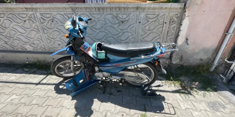 Osmaniye’de çınar ağacı, halk otobüsünün üzerine düştü: Saniyelerle kurtuldu