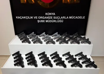 Osmaniye’de çınar ağacı, halk otobüsünün üzerine düştü: Saniyelerle kurtuldu
