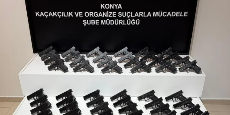Osmaniye’de çınar ağacı, halk otobüsünün üzerine düştü: Saniyelerle kurtuldu