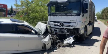 Osmaniye’de çınar ağacı, halk otobüsünün üzerine düştü: Saniyelerle kurtuldu