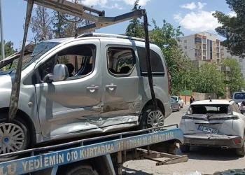Osmaniye’de çınar ağacı, halk otobüsünün üzerine düştü: Saniyelerle kurtuldu