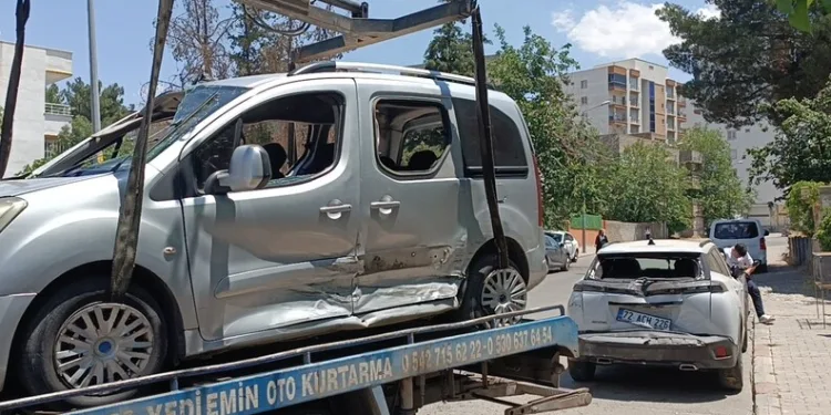 Osmaniye’de çınar ağacı, halk otobüsünün üzerine düştü: Saniyelerle kurtuldu