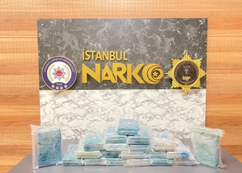 Beylikdüzü’nde taksinin bagajındaki valizde 23 kilogram kokain bulundu: 4 gözaltı