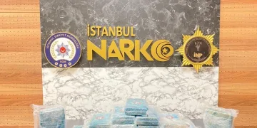 Beylikdüzü’nde taksinin bagajındaki valizde 23 kilogram kokain bulundu: 4 gözaltı