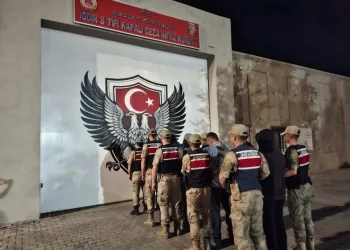 Beylikdüzü’nde taksinin bagajındaki valizde 23 kilogram kokain bulundu: 4 gözaltı