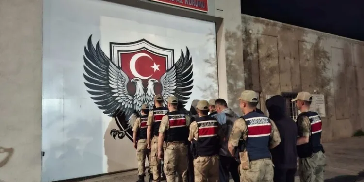 Beylikdüzü’nde taksinin bagajındaki valizde 23 kilogram kokain bulundu: 4 gözaltı