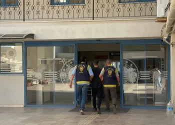 Beylikdüzü’nde taksinin bagajındaki valizde 23 kilogram kokain bulundu: 4 gözaltı