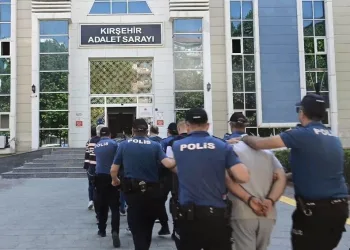 Beylikdüzü’nde taksinin bagajındaki valizde 23 kilogram kokain bulundu: 4 gözaltı