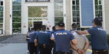Beylikdüzü’nde taksinin bagajındaki valizde 23 kilogram kokain bulundu: 4 gözaltı